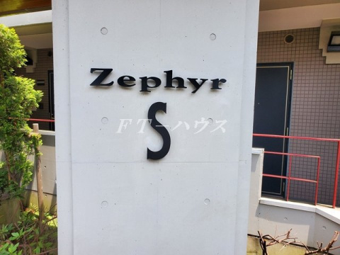 ゼファ・エスの駐車場