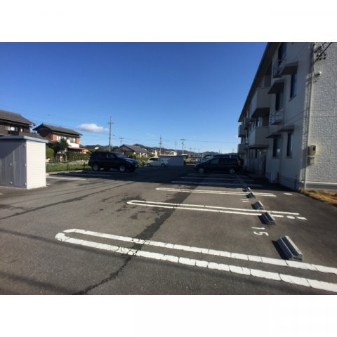 各務原市蘇原吉野町３丁目のアパートの駐車場