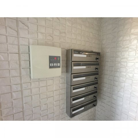 各務原市蘇原吉野町３丁目のアパートのエントランス