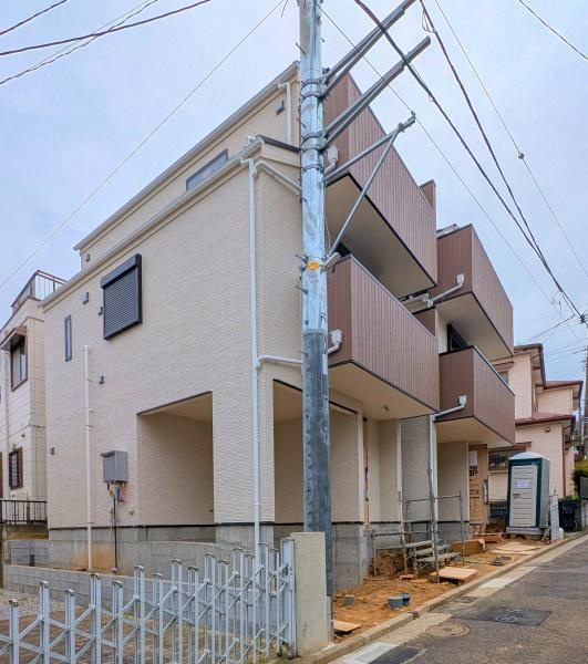 横浜市港南区港南６丁目の新築一戸建の前面道路含む現地写真|車通りが少ない為、小さなお子様にも安心です。
是非一度、現地へ起こしください。

