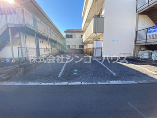 【駐車場】 | 敷地内駐車場普通車2台（1台5,000円/月）、軽自動車2台（1台4,000円/月）。各1台分空き有り。