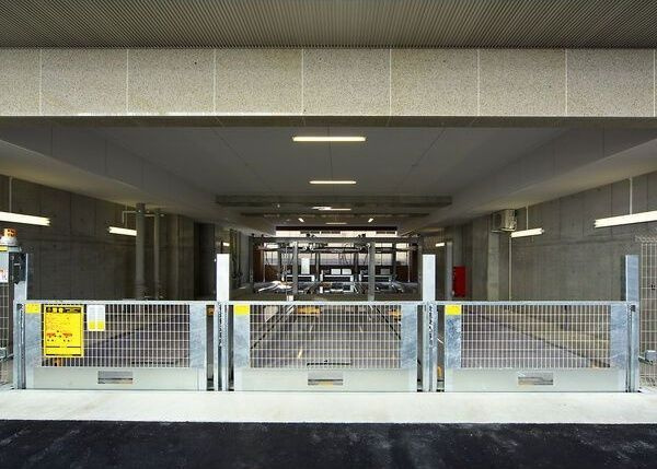 プレサンスOSAKA江坂の駐車場