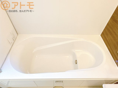 【浴室】 | 葵区羽鳥5丁目　新築戸建　1号棟 | お子様やお年寄りが使いやすいだけでなく、半身浴にも便利なベンチタイプの湯舟です。お湯の節約にも！