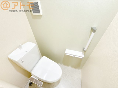 【トイレ】 | 葵区羽鳥5丁目　新築戸建　1号棟 | 手すり付きで使いやすいユニバーサルなトイレです♪