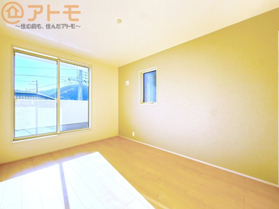 【寝室】 | 葵区羽鳥5丁目　新築戸建　1号棟 | バルコニーに面したお部屋なので、布団などの大きなものも楽々干せます♪