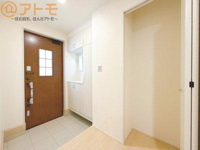 【玄関】 | 葵区羽鳥5丁目　新築戸建　1号棟 | 玄関は収納付きで使い勝手良好♪見た目もすっきり♪