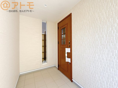 【玄関】 | 葵区羽鳥5丁目　新築戸建　1号棟 | 落ち着いた色合いの玄関はダブルロックで防犯性に優れた仕様になっています♪