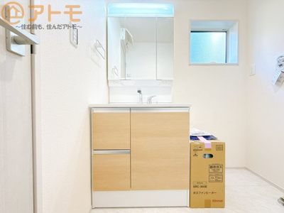 【独立洗面台】 | 葵区羽鳥5丁目　新築戸建　1号棟 | シャワータイプの洗面台は、洗濯物の土汚れなどの予洗いもしやすいため、お子様のいるご家庭でも大活躍！