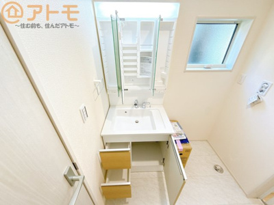 【独立洗面台】 | 葵区羽鳥5丁目　新築戸建　1号棟 | 三面鏡の中は収納になっているため、スッキリとした洗面台を保つことができます♪