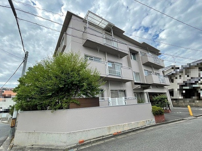 【外観】 | コーポエルム | 東向き角地の住宅街です。