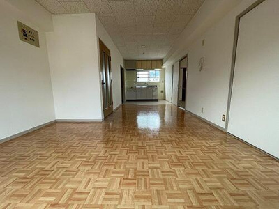 【居間・リビング】 | コーポエルム | 風通しの良い約15畳のＬＤＫ