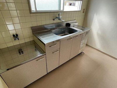 【キッチン】 | コーポエルム | 窓のある風通し良いキッチンです。