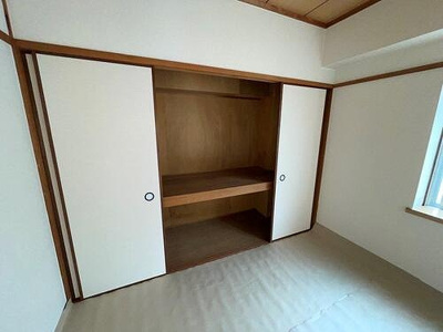 【収納】 | コーポエルム | 和室：約4.5畳の押入れ／出窓あり