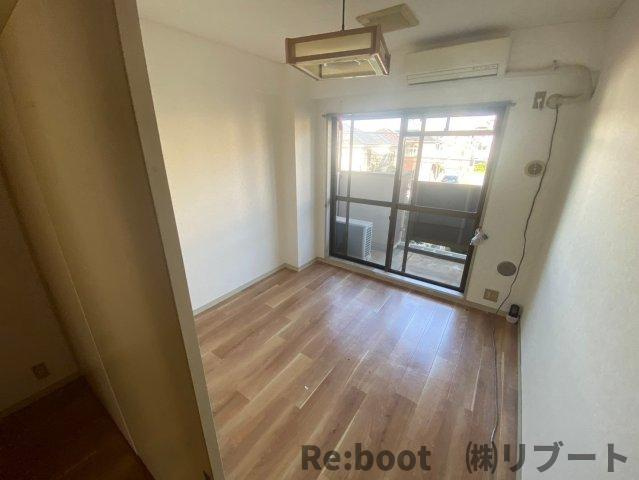 エクセレント丸太の洋室