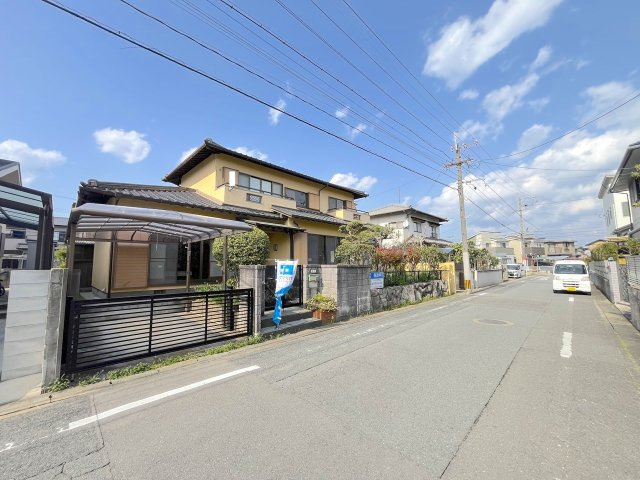 鶴田4丁目戸建ての前面道路含む現地写真