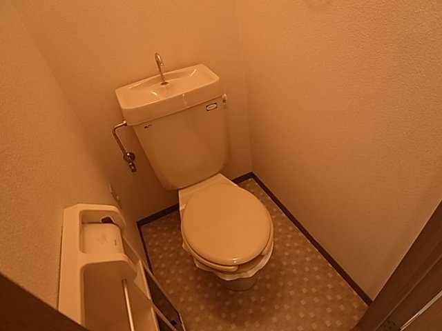 神戸市北区鈴蘭台南町１丁目のアパートのトイレ