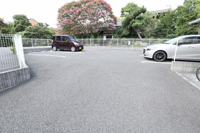 サラスバティの駐車場