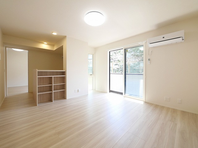 アウスレーゼ高畑の居間・リビング|こちらのリビングで趣味の時間をお楽しみください