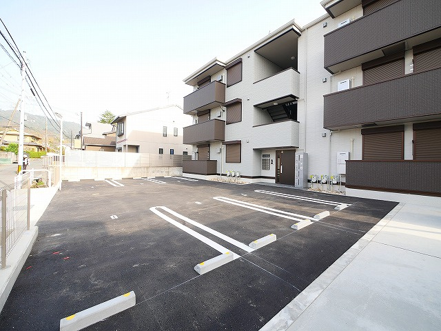 アウスレーゼ高畑の駐車場|駐車場があるので、車を買う予定の方も安心です