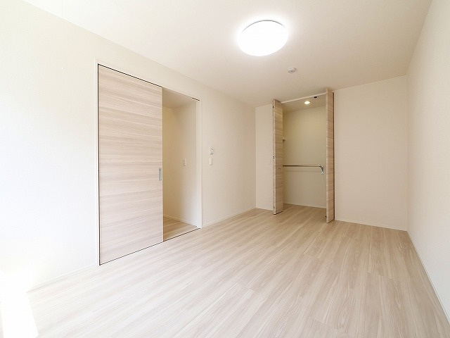 アウスレーゼ高畑の寝室|落ち着いた色調の寝室です