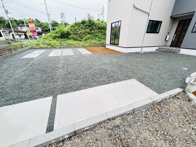 新築　北群馬郡吉岡町9期　1号棟の駐車場|現地写真　駐車スペースは並列2台分可能です！					
