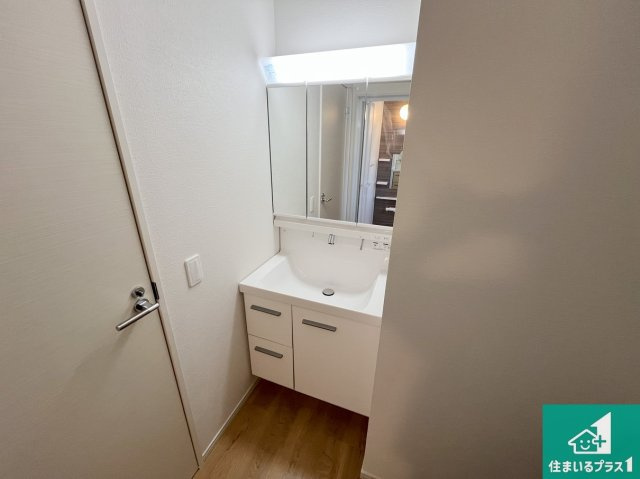 明石市東野町　第1期　新築一戸建ての独立洗面台|清潔感のある洗面台です。フラットな鏡は掃除がしやすく毎日清潔！鏡裏には収納があるのでスッキリとした洗面台が保てます。