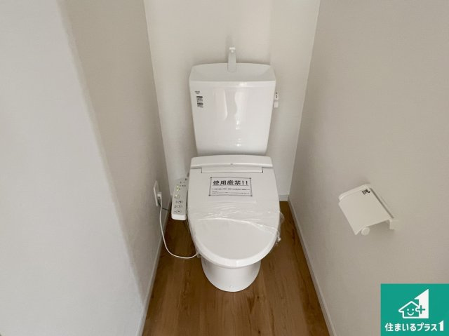 明石市東野町　第1期　新築一戸建てのトイレ|1・2階の2ヶ所にあるので、朝の忙しい時間の順番待ちもなく、深夜の利用にも大変便利です。