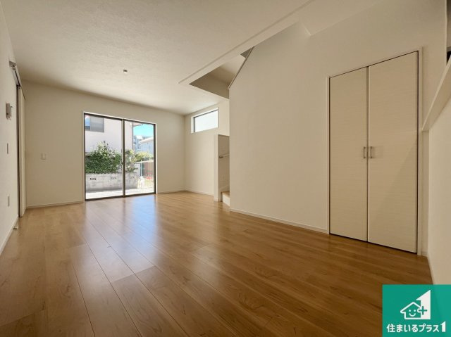 明石市東野町　第1期　新築一戸建ての居間・リビング|日当たり良好の明るいリビングで朝の目覚めもスッキリできそう！対面キッチンでご家族のコミュニケーションも自然と増える設計！小さなお子様が遊ぶスペースを作っても広々とくつろげるLDK！