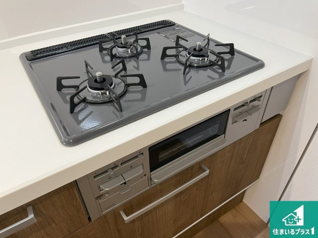 明石市東野町　第1期　新築一戸建ての設備|ダブル高火力Ｓｉセンサー付きコンロ！３口あるので、まとめて料理をする時も大活躍！