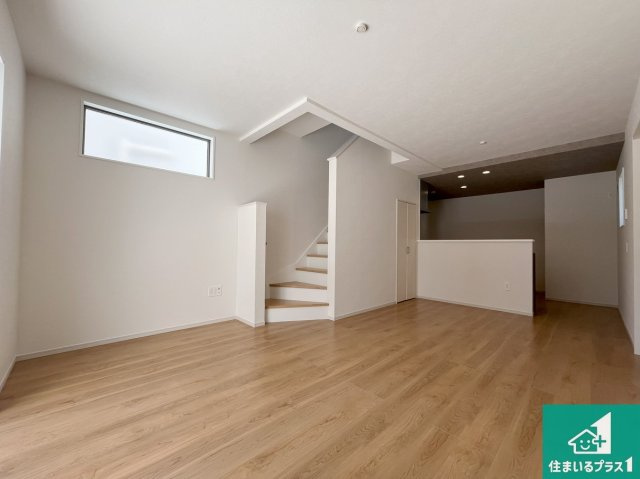 明石市東野町　第1期　新築一戸建ての居間・リビング|シンプルなリビングは、観葉植物等のインテリアを楽しめますね！パパ好みにも、ママ好みにも家具次第で雰囲気を変えることができます！