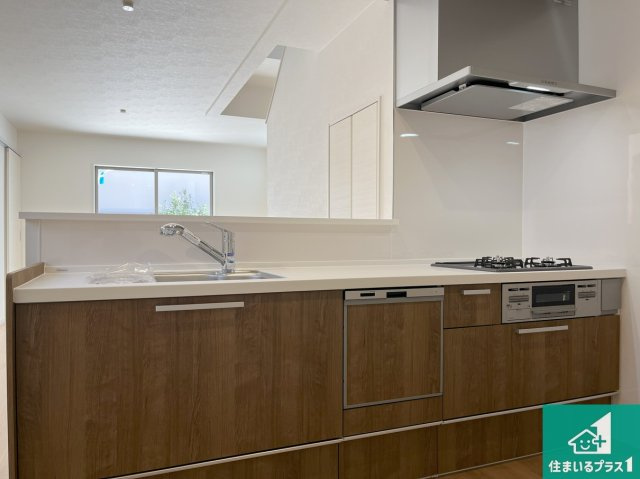 明石市東野町　第1期　新築一戸建てのキッチン|リビングと統一感があり、使い勝手のいいキッチン。広々としているので、二人並んで作業が出来ちゃいます。お子様と一緒に色々なお料理に挑戦できるスペースがあります。