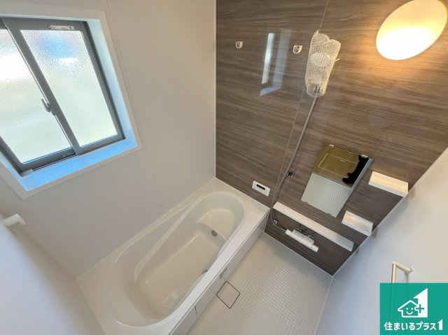 明石市東野町　第1期　新築一戸建ての浴室|足をゆったり伸ばして寛げる浴槽です。窓が設けられていますので差し込む光が明るく穏やかな雰囲気にしてくれます♪浴室乾燥機も設置しているので、雨の日の洗濯物も安心です♪