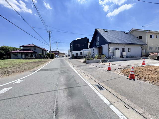 新築　北群馬郡吉岡町9期　2号棟の前面道路含む現地写真|現地写真　東側接道幅員約8.1ｍ