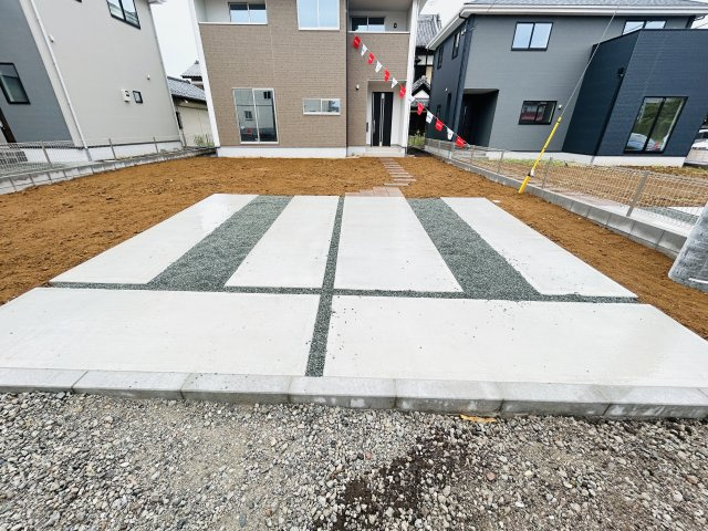 新築　北群馬郡吉岡町9期　2号棟の駐車場|現地写真　　駐車スペースは並列2台分可能です！					

