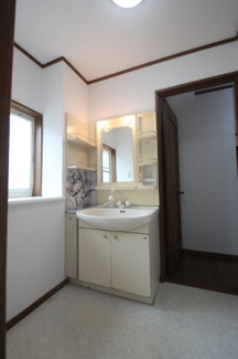 【洗面所】 | N松原貸家 | ゆったりとスペースのある洗面所