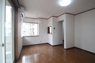 【居間・リビング】 | N松原貸家 | こちらのリビングで趣味の時間をお楽しみください