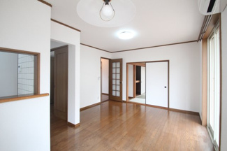 【居間・リビング】 | N松原貸家 | こちらのリビングで趣味の時間をお楽しみください