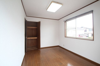 【収納】 | N松原貸家 | 2F、6帖の洋室にある収納です