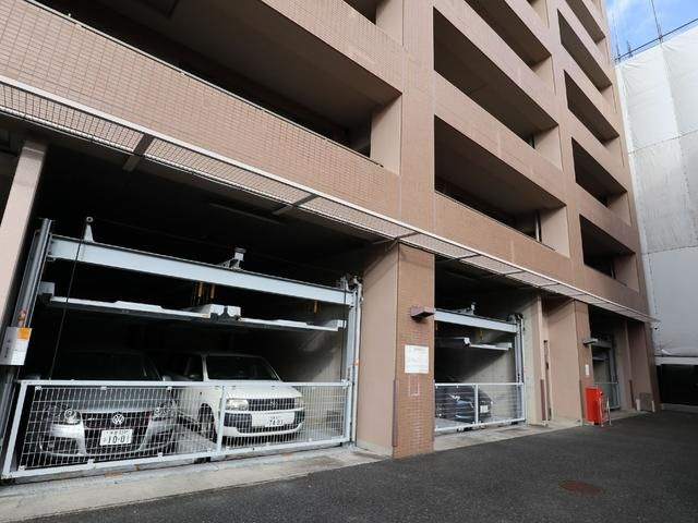 ルーエハイム府中の駐車場