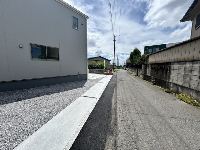 新築　北群馬郡吉岡町漆原第2　Livele Garden.S　3号棟の前面道路含む現地写真|現地写真　南西側接道幅員約3.7ｍ	