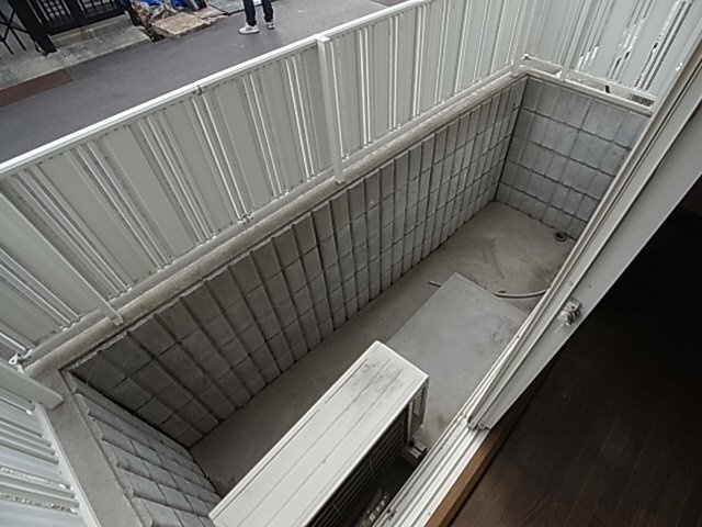 神戸市須磨区中島町２丁目のアパートのバルコニー