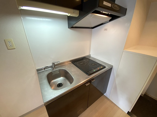 神戸市須磨区大田町４丁目の賃貸マンションのキッチン|システムキッチン（IH２口）