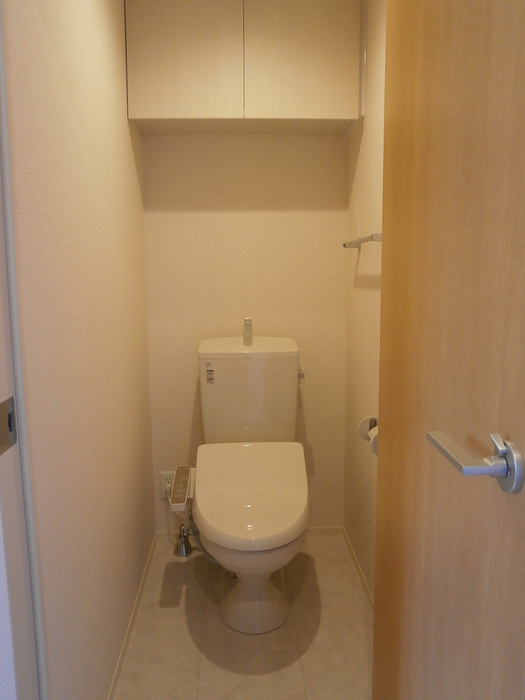 ボナールTOMO A棟のトイレ|102 温水洗浄暖房便座トイレ 棚付