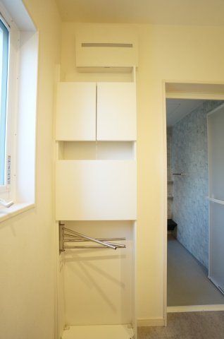 常滑市仲井　中古戸建の収納|浴室入口横の棚はタオルハンガーがあり便利！