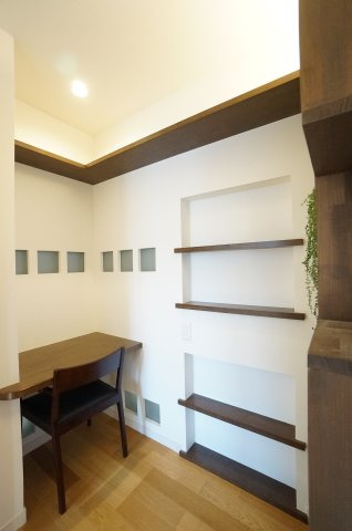 常滑市仲井　中古戸建の内装|2階階段横の書斎スペース！趣味やお子様の遊びのスペースにも♪こじんまりとした居心地の良い空間は多目的に利用できます