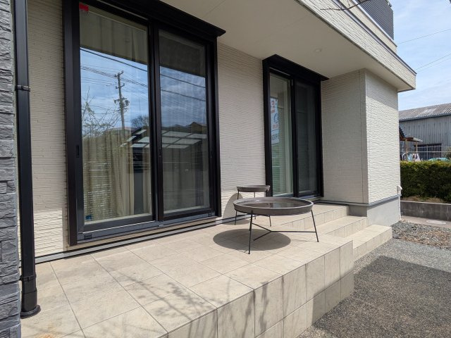 常滑市仲井　中古戸建の設備|1階のリビングと和室から出られるデッキも素敵です。