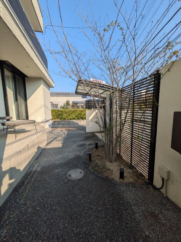 常滑市仲井　中古戸建の設備|お家の中の様子は目隠しで前面の大通りから見えずらくなっています。