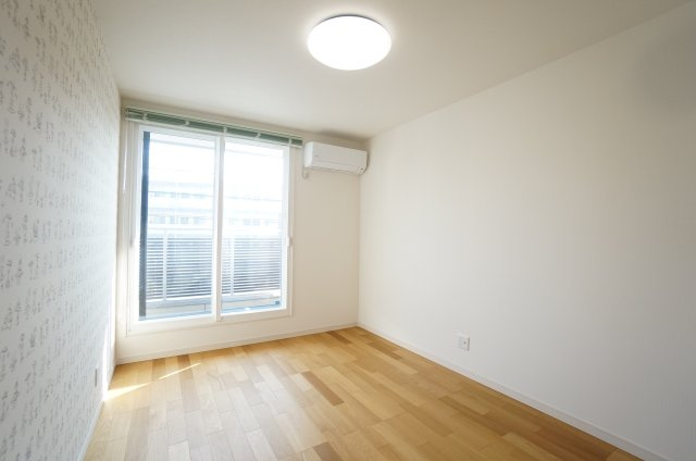 常滑市仲井　中古戸建の洋室|2階の6帖の洋室はバルコニーがあり開放的です。物事に集中して取り組める明るいお部屋は、子供部屋や趣味の空間にも最適♪