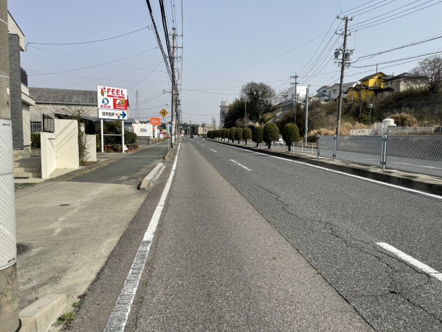 常滑市仲井　中古戸建の前面道路含む現地写真|約23ｍの前面道路。