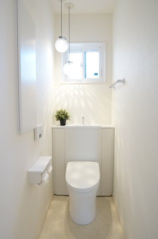 常滑市仲井　中古戸建のトイレ|1階2階にトイレがあります。お洒落な照明と窓からの自然光の入る明るく清潔感のある空間。